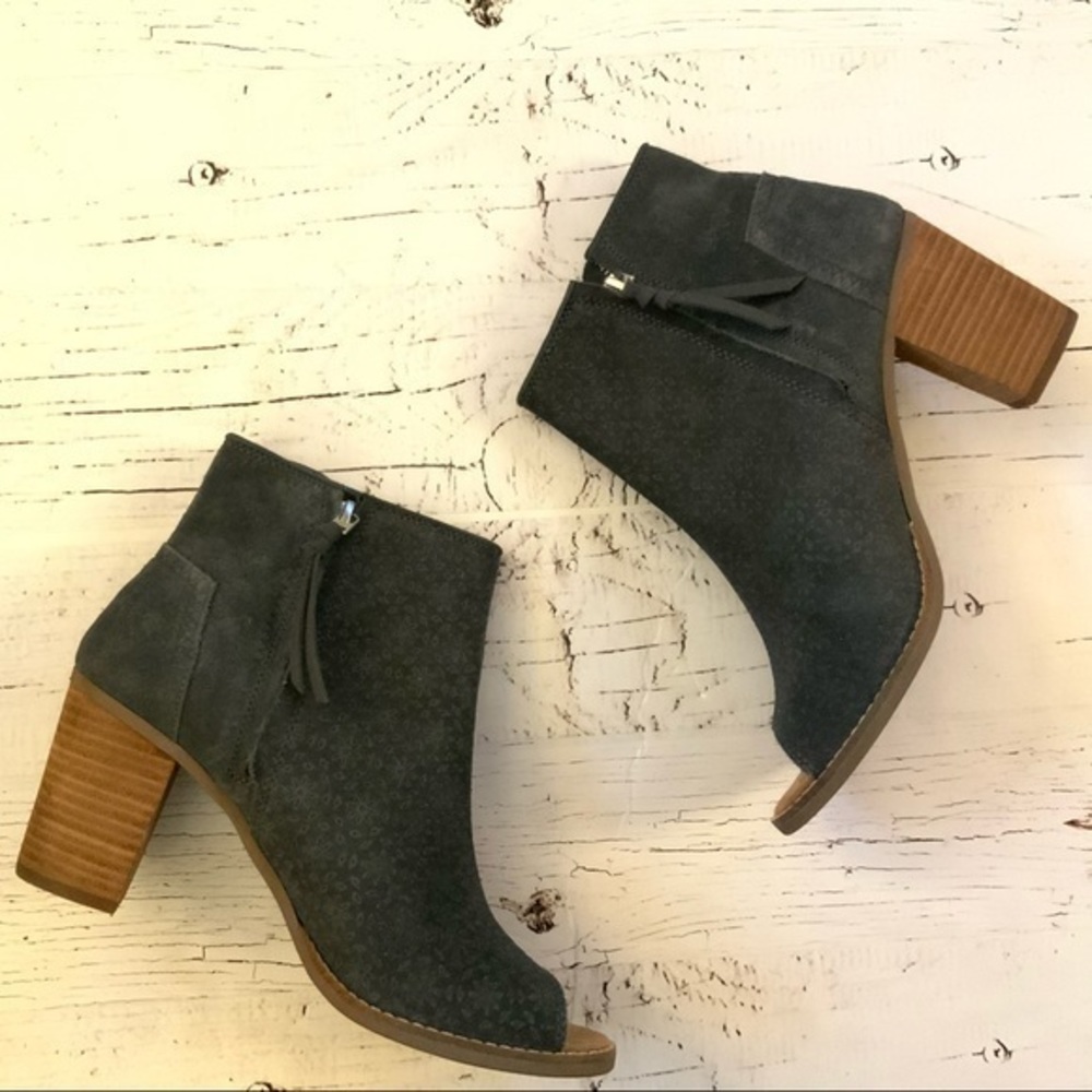 Tom’s SERRA suede peep toe stacked heel boot 10